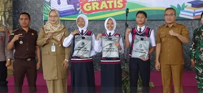 Penyerahan Kain Seragam Sekolah bagi Siswa Baru